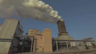 Atmosfere katı maddelerin salınımı. Çevresel kirlilik görselleştirme. Fabrika bacasından çıkan beyaz duman, tehlikeli bileşenlerin serbest bırakılmasını görselleştirme..