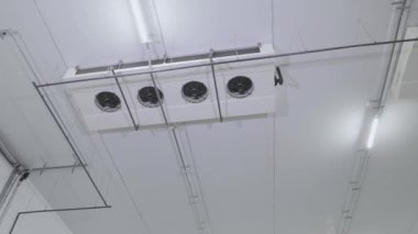Soğutma sistemi stokta. Modern iklim sistemi bir bakkal deposunda. Sanayi soğutma sistemi.
