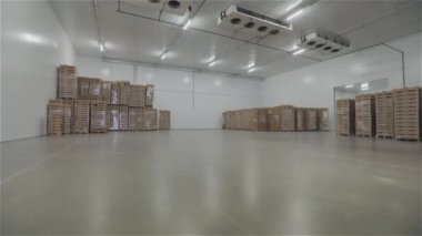 Yiyecek deposu buzdolabı. Modern gıda deposu. Yiyecek ürünleri olan bir depo..