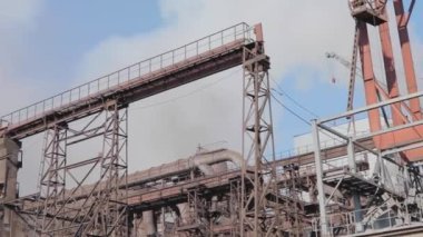 Modern bir fabrikanın dışı. Büyük bir fabrikada metal yapılar. Büyük bir işletmenin dış mekanı..