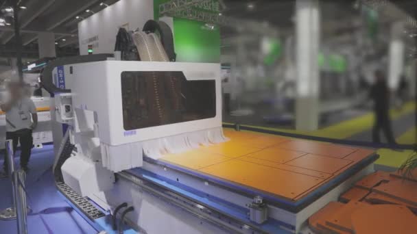 在一个大型国际展览会上操作数控机床 Cnc机 — 图库视频影像
