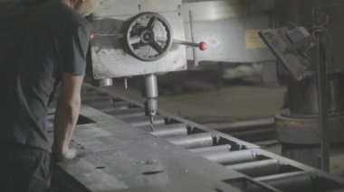 The process of drilling parts with liquid cooling on a large machine tool plant.