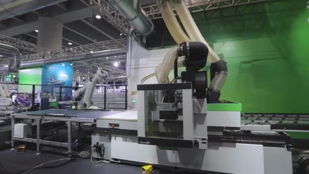 Βιομηχανικός Βραχίονας Ρομπότ Βιομηχανική Εργασία Χειριστών Ρομπότ Στο Εργοστάσιο — Αρχείο Βίντεο