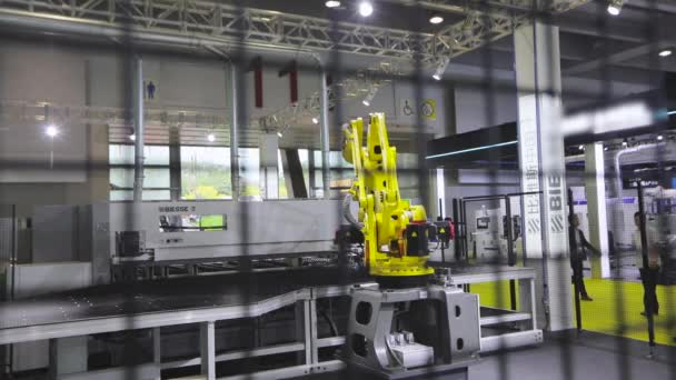 Промисловий Робот Арм Індустріальний Робот Маніпулятор Працює Заводі — стокове відео