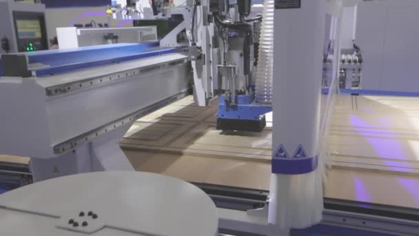 Large Modern Woodworking Machine Cnc Machine Cuts Workpiece Workflow Cnc — Wideo stockowe