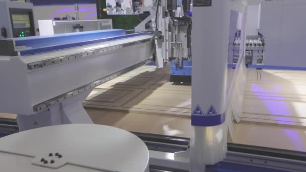 Large Modern Woodworking Machine Cnc Machine Cuts Workpiece Workflow Cnc — Video Stock