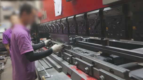 有人为机器工作 在液压机上工作的亚洲人 — 图库视频影像