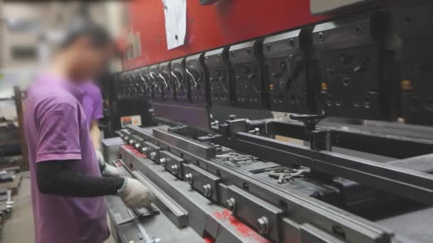 Man Works Machine Asian Man Working Hydraulic Machine — Stock Video