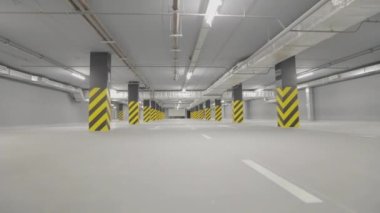 Boş yeraltı otoparkı. Modern boş yeraltı otoparkı. Parlak modern otopark.