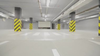 Boş yeraltı otoparkı. Modern boş yeraltı otoparkı. Parlak modern otopark.