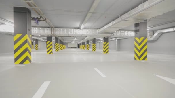 Estacionamento Moderno Com Colunas Pretas Amarelas Estacionamento Subterrâneo Moderno Sem — Vídeo de Stock