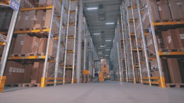 Depoda modern bir forklift. Modern teknolojilerin görselleştirilmesi. Grafikleri olan modern bir depoda forklift..