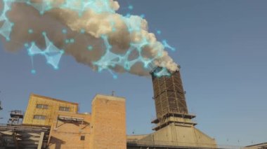 Atmosfere katı maddelerin salınımı. Çevresel kirlilik görselleştirme. Fabrika bacasından çıkan beyaz duman, tehlikeli bileşenlerin serbest bırakılmasını görselleştirme..