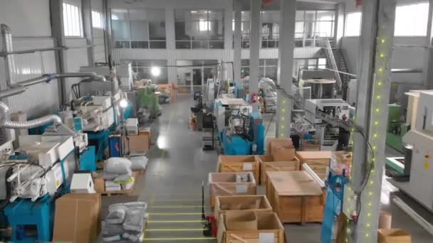 현대적 공장의 작업장 현대적 공장의 작업장을 통과하는 공장의 인공지능에 — 비디오
