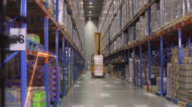 Depoda modern bir forklift. Modern teknolojilerin görselleştirilmesi. Grafikleri olan modern bir depoda forklift..