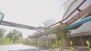 Fabrikada büyük depolama tankları var. Modern bir fabrikanın dışı. Modern bir fabrikada sıvı depolama tankları.