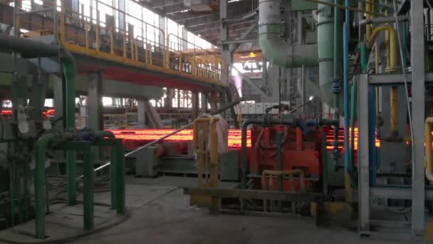 コンベアラインのホットメタル 赤いホットメタル 冶金工場における圧延金属の製造 — ストック動画