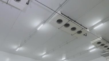Soğutma sistemi stokta. Modern iklim sistemi bir bakkal deposunda. Sanayi soğutma sistemi.