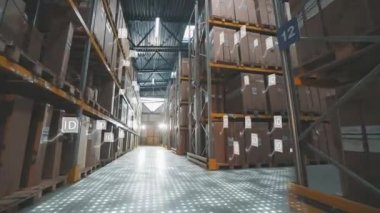 Depoda modern bir forklift. Modern teknolojilerin görselleştirilmesi. Grafikleri olan modern bir depoda forklift..