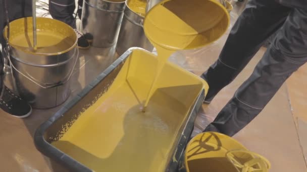 在桶里搅拌油漆 在桶里搅拌的黄色油漆的特写 — 图库视频影像