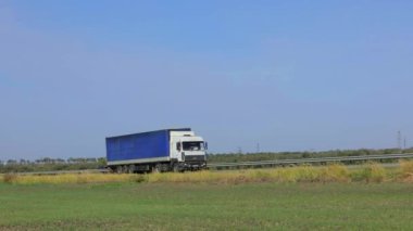 Nakliye aracı. Kamyon güneşli havada otoyol boyunca sürer. Kamyon modern bir yolda gidiyor. Pistte kamyon var