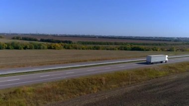 Kamyon otoyolda gidiyor. Kamyon tarlaların etrafındaki otoyolda gidiyor..