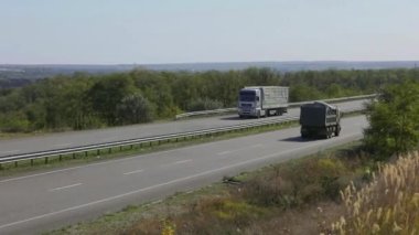 Nakliye aracı. Kamyon güneşli havada otoyol boyunca sürer. Kamyon modern bir yolda gidiyor. Pistte kamyon var