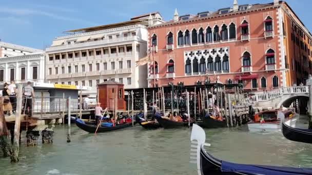 Canal Veneciano Gandolers Muelle Venecia Hermoso Día Soleado Venecia — Vídeos de Stock