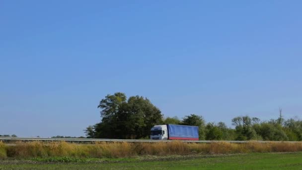 Camion Guida Lungo Autostrada Con Tempo Soleggiato Camion Viaggia Una — Video Stock