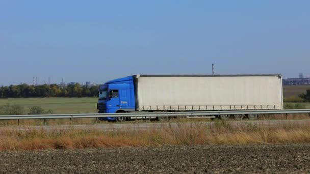 Biały Wóz Jedzie Wzdłuż Autostrady Słoneczną Pogodę Ciężarówka Autostradzie — Wideo stockowe