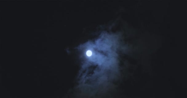 Полная Луна Облаками Полнолуние Движение Облаков Фоне Полной Луны — стоковое видео