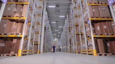 Depoda modern bir forklift. Modern teknolojilerin görselleştirilmesi. Grafikleri olan modern bir depoda forklift..