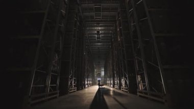 Modern Depo A çalışanı modern bir depoya giriyor. Modern bir deponun görüntüsü.