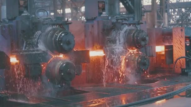 コンベアラインのホットメタル 赤いホットメタル 冶金工場における圧延金属の製造 — ストック動画