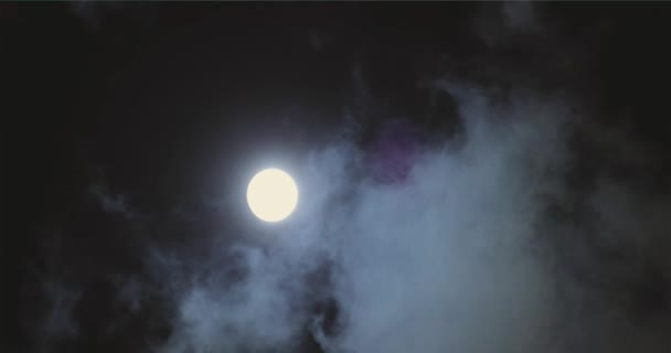 雲の後ろに満月 満月だ 満月を背景とした雲の動き — ストック動画