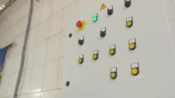 Koruyucu Giysili Bir Işçi Kontrol Panelindeki Düğmelere Basar Kimyasal Koruyucu — Stok video