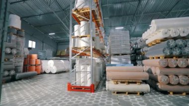 Depoda modern bir forklift. Modern teknolojilerin görselleştirilmesi. Grafikleri olan modern bir depoda forklift..