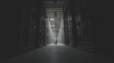 Modern Depo A çalışanı modern bir depoya giriyor. Modern bir deponun görüntüsü.
