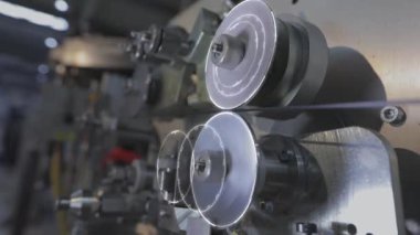 Mobilya fabrikasında otomatikleştirilmiş üretim hattı. Mobilya üretim süreci. Mobilya fabrikasında otomatik taşıma bandı.