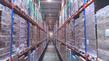 Depoda modern bir forklift. Modern teknolojilerin görselleştirilmesi. Grafikleri olan modern bir depoda forklift..