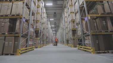 Depoda modern bir forklift. Modern teknolojilerin görselleştirilmesi. Grafikleri olan modern bir depoda forklift..