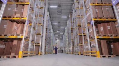 Depoda modern bir forklift. Modern teknolojilerin görselleştirilmesi. Grafikleri olan modern bir depoda forklift..