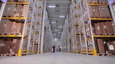 Depoda modern bir forklift. Modern teknolojilerin görselleştirilmesi. Grafikleri olan modern bir depoda forklift..