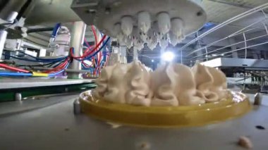 Otomatik dondurma üretimi. Dondurmalı pasta yapmak için otomatik taşıyıcı. Dondurma tüplerden güzelce çıkarılmış..