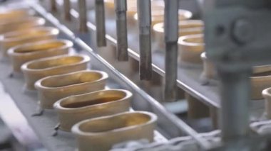 Dondurma üretimi. Otomatik dondurma üretimi. Otomatik dondurma üretim hattı.