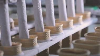 Dondurma üretimi. Otomatik dondurma üretimi. Otomatik dondurma üretim hattı.