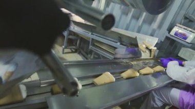 Dondurma üretimi. Otomatik dondurma üretimi. Otomatik dondurma üretim hattı.