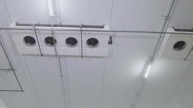 Soğutma sistemi stokta. Modern iklim sistemi bir bakkal deposunda. Sanayi soğutma sistemi.