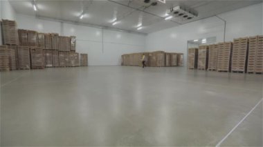 Yiyecek deposu buzdolabı. Modern gıda deposu. Yiyecek ürünleri olan bir depo..