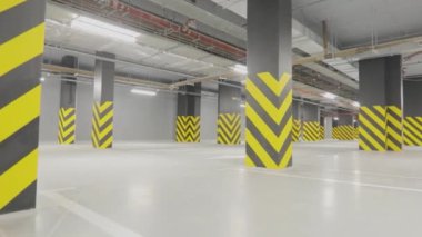 Boş yeraltı otoparkı. Modern boş yeraltı otoparkı. Parlak modern otopark.